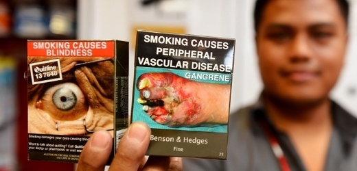 Nové odpudivé obaly cigaret v Austrálii. Vlevo: Cigarety mohou způsobit ztrátu zraku. Vpravo: Cigarety mohou způsobit ucpání cév, které pak vede k odumírání tkáně.